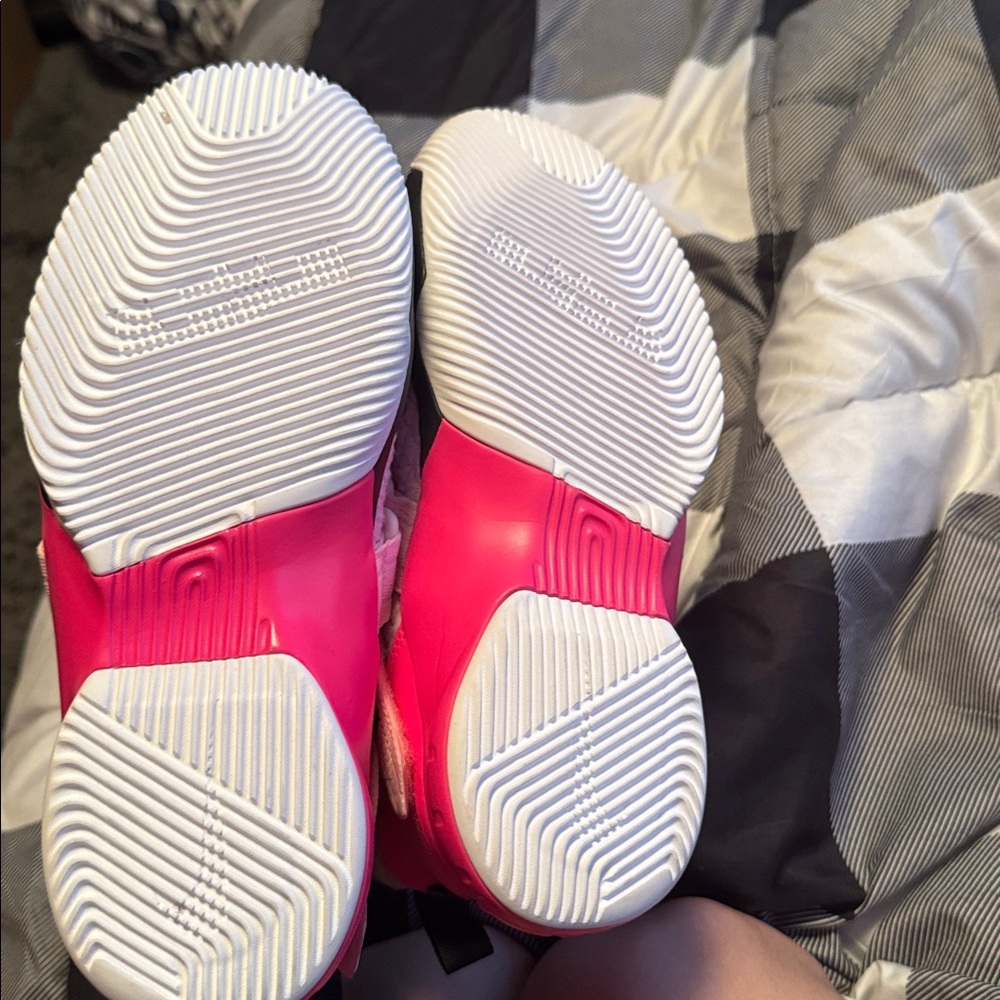 pink women’s lebrons - Picture 3 of 4